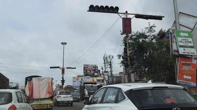 A traffic signal at Wagholi market square not functioning. Repetitive complaints from the residents of Wagholi, first to the gram panchayat and now to the Pune Municipal Corporation (PMC) have gone unheard as commuters continue to suffer due to incomplete road works and a non-functioning traffic signal. (HT PHOTO)