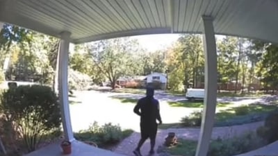 The image shows the man delivering the packages. (Instagram/@nextdoor) The image shows the man delivering the packages. (Instagram/@nextdoor)