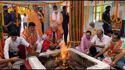 (From left) Haryana Vidhan Sabha speaker Gian Chand Gupta and CM Manohar Lal Khattar participating in prayers at Mata Mansa Devi temple on the second day of Navratri in Panchkula on Friday. (Sant Arora/HT) (From left) Haryana Vidhan Sabha speaker Gian Chand Gupta and CM Manohar Lal Khattar participating in prayers at Mata Mansa Devi temple on the second day of Navratri in Panchkula on Friday. (Sant Arora/HT)