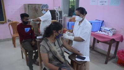Healthcare workers inoculate beneficiaries against Covid-19 at the vaccination centre at District Nurses Training Centre, in Thane, Mumbai. (HT PHOTO) Healthcare workers inoculate beneficiaries against Covid-19 at the vaccination centre at District Nurses Training Centre, in Thane, Mumbai. (HT PHOTO)