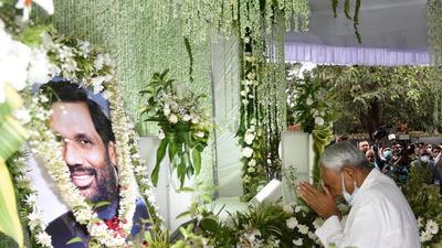 Bihar CM Nitish Kumar pays tribute to former Union Minister Ramvilas Paswan on his first death anniversary at Lok Janshakti Party office in Patna on Friday. (Santosh Kumar /HT) Bihar CM Nitish Kumar pays tribute to former Union Minister Ramvilas Paswan on his first death anniversary at Lok Janshakti Party office in Patna on Friday. (Santosh Kumar /HT)