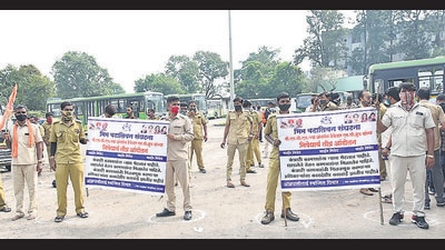 Drivers contracted by the Pune Mahanagar Parivahan Mahamandal Limited (PMPML) to drive buses staged a rasta roko protest on Friday morning near the Jakat Naka chowk in Aundh, to protest not getting paid two months. (HT PHOTO)