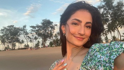 She clicked selfies in the golden hour. She clicked selfies in the golden hour.