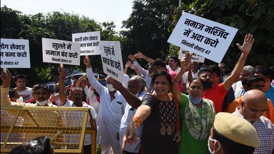 Residents of Sector 47 protest against the Friday namaz offered at HUDA ground as police stand guard in Gurugram. (Vipin Kumar /HT PHOTO) Residents of Sector 47 protest against the Friday namaz offered at HUDA ground as police stand guard in Gurugram. (Vipin Kumar /HT PHOTO)