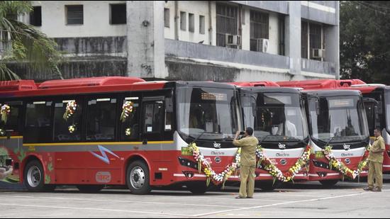 Brihanmumbai Electric Supply and Transportation (BEST) will have only electric buses in its fleet by 2027, and plans to procure 2,100 electric buses. (Hindustan Times)