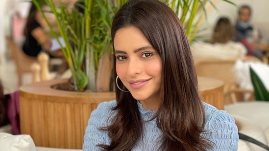 She accessorised her look with a pair of sunglasses, a pair of silver hoop earrings and a white leather handbag and left her silky brown tresses open down her back in mid-parted hairstyle.(Instagram/aamnasharifofficial)