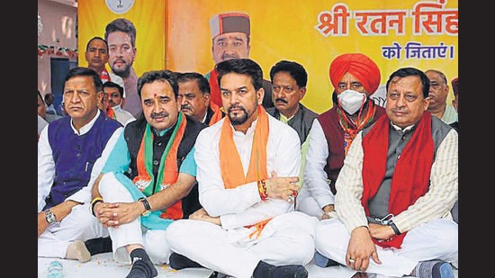 Union minister Anurag Thakur (centre) and BJP candidate Ratan Pal Singh (second from left) at Arki in Solan on Friday. (HT PHOTO)
