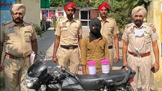The accused snatcher in the Ludhiana police custody on Friday. (HT Photo)