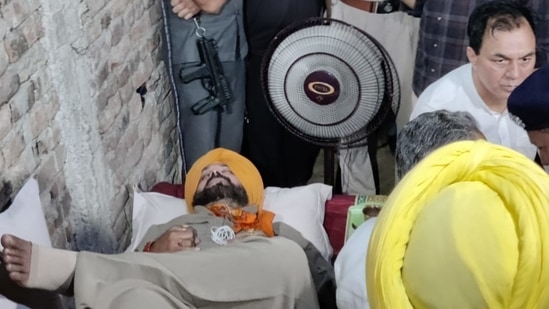Congress leader Navjot Singh Sidhu begins a silent protest in Lakhimpur Kheri district. (HT Photo) Congress leader Navjot Singh Sidhu begins a silent protest in Lakhimpur Kheri district. (HT Photo)