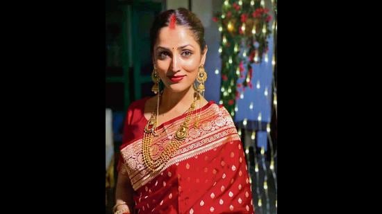 It is important to remember that when one is being clicked, the eyes become the focal point. So, one should make sure that the makeup really draws attention to one’s eyes