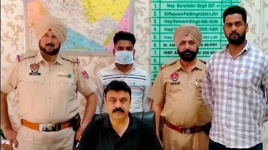 The accused in custody of Ludhiana police on Friday. The anti-narcotics cell nabbed the drug peddler and recovered 100gm heroin from his possession. (HT photo)