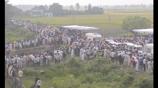 Farmers gather in Tikonia to protest against the Lakhimpur Kheri incident, on October 4. (Deepak Gupta / HT Photo)