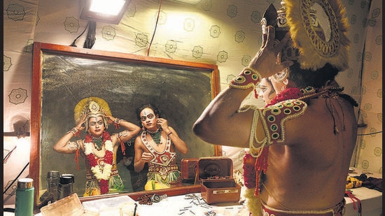 Artistes engaged in last minute preparations backstage at Mandi House in New Delhi on Thursday (Arvind Yadav/HT Photo)