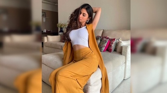 Mouni Roy aces the casual trouser look in her recent Instagram pictures.(Instagram/@imouniroy)