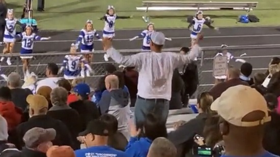 The dad performs the entire routine along with cheerleaders.(Twitter/@MartyOBrienDP)