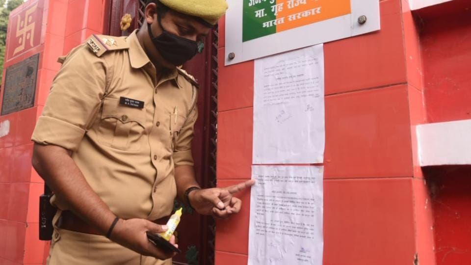 केंद्रीय मंत्री अजय मिश्रा के घर पर एक पुलिस अधिकारी ने शुक्रवार को लखीमपुर खीरी मामले में गवाह के तौर पर पूछताछ के लिए बेटे आशीष मिश्रा को तलब करने के लिए दूसरा नोटिस चस्पा किया. (एचटी फोटो) केंद्रीय मंत्री अजय मिश्रा के घर पर एक पुलिस अधिकारी ने शुक्रवार को लखीमपुर खीरी मामले में गवाह के तौर पर पूछताछ के लिए बेटे आशीष मिश्रा को तलब करने के लिए दूसरा नोटिस चस्पा किया. (एचटी फोटो)
