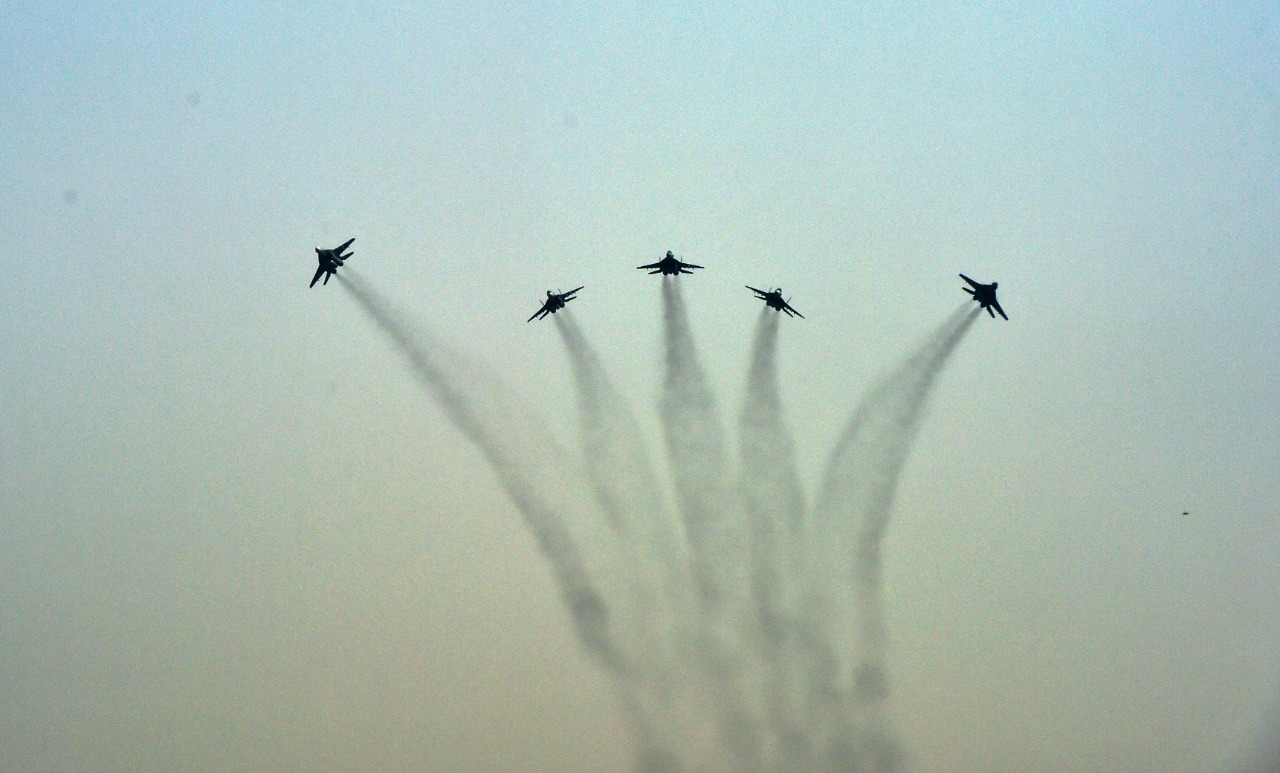 Indian Air Force (IAF) fighter jet releases flares during the IAF Day parade at Hindon Air Force Station in Ghaziabad, Uttar Pradesh. (Photo by Ajay Aggarwal / Hindustan Times)