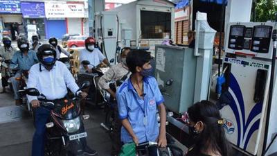 Motorists at a fuel station in Mumbai. The price of diesel crossed ₹100 a litre for the first time in Mumbai after 10th price hike in two weeks, and the 13th since September 24. (HT Photo) Motorists at a fuel station in Mumbai. The price of diesel crossed ₹100 a litre for the first time in Mumbai after 10th price hike in two weeks, and the 13th since September 24. (HT Photo)