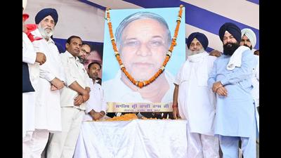 Shiromani Akali Dal president Sukhbir Singh Badal with BSP leaders and others during a rally in Jalandhar. Shiromani Akali Dal president Sukhbir Singh Badal with BSP leaders and others during a rally in Jalandhar.