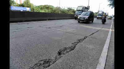 The potholes on the Thane - Belapur road will be repaired by Navi Mumbai civic body. (BACHCHAN KUMAR/HT PHOTO) The potholes on the Thane - Belapur road will be repaired by Navi Mumbai civic body. (BACHCHAN KUMAR/HT PHOTO)