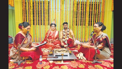 Nandini and Ruma of Shubhamastu officiate at a wedding in Kolkata. Nandini and Ruma of Shubhamastu officiate at a wedding in Kolkata.