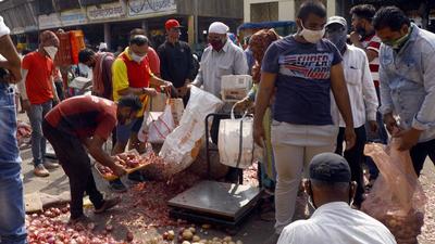 Pune’s Market Yard traders’ association has also appealed all the members to keep their trade closed on Monday. They have appealed the farmers not to bring their agriculture produce in the market (HT FILE PHOTO)