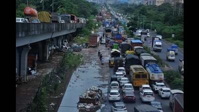 Heavy traffic on Mumbai-Nashik Highway that passes through Bhiwandi. The infrastructure in Bhiwandi is not encouraging to take the load of lakhs of vehicles on a daily basis. (PRAFUL GANGURDE/HT PHOTO) Heavy traffic on Mumbai-Nashik Highway that passes through Bhiwandi. The infrastructure in Bhiwandi is not encouraging to take the load of lakhs of vehicles on a daily basis. (PRAFUL GANGURDE/HT PHOTO)