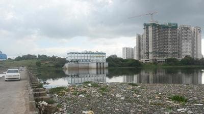The Central Pollution Control Board (CPCB) – which studied the river samples at multiple spots – found that the dissolved oxygen levels, which should be 5mg/litre, are 6.62mg/litre at the Khadakwasla dam source; 3.70mg/litre along the Mutha river at Sangam bridge; and 3.80mg/litre at Mundhwa bridge. (Shankar Narayan/HT PHOTO) The Central Pollution Control Board (CPCB) – which studied the river samples at multiple spots – found that the dissolved oxygen levels, which should be 5mg/litre, are 6.62mg/litre at the Khadakwasla dam source; 3.70mg/litre along the Mutha river at Sangam bridge; and 3.80mg/litre at Mundhwa bridge. (Shankar Narayan/HT PHOTO)