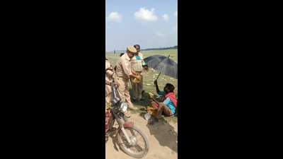 A policeman handing over a bunch of bananas to a needy man. The Prayagraj police have launched an initiative ‘Pahal’ to reunite missing people with their families and help the needy and poor. (HT PHOTO) A policeman handing over a bunch of bananas to a needy man. The Prayagraj police have launched an initiative ‘Pahal’ to reunite missing people with their families and help the needy and poor. (HT PHOTO)