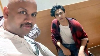 Independent witness KP Gosavi took a selfie with Aryan Khan after Khan was arrested on October 3. (ANI) Independent witness KP Gosavi took a selfie with Aryan Khan after Khan was arrested on October 3. (ANI)