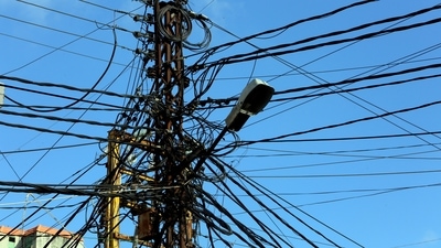 Electricity cables are seen in Tyre, Lebanon July 18, 2020. REUTERS/Aziz Taher/File Photo (REUTERS)