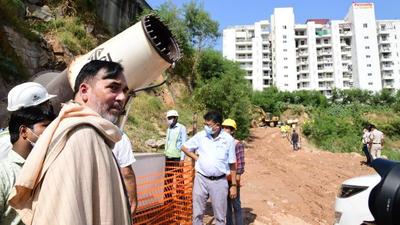Delhi environment minister Gopal Rai inspected a construction site at Khyber Pass on Saturday. (HT ) Delhi environment minister Gopal Rai inspected a construction site at Khyber Pass on Saturday. (HT )