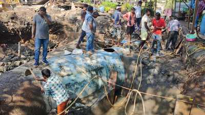 A pipeline burst on Kalyan – Shilphata Road, leading to water logging. (HT PHOTO)