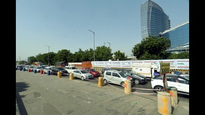 After the cave-in incident, only one lane (Noida-Greater Noida side) of the expressway was operational on Saturday, officials said. (Sunil Ghosh/HT) After the cave-in incident, only one lane (Noida-Greater Noida side) of the expressway was operational on Saturday, officials said. (Sunil Ghosh/HT)