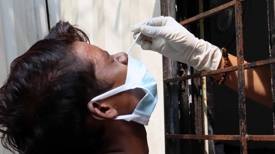A person gets his antigen testing at Rukminibai Hospital in Kalyan (W) on Friday.. (RISHIKESH CHOUDHARY/HT PHOTO) A person gets his antigen testing at Rukminibai Hospital in Kalyan (W) on Friday.. (RISHIKESH CHOUDHARY/HT PHOTO)