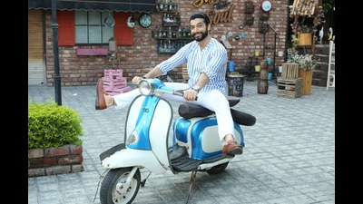 Actor Sharad Malhotra was recently in Delhi, and shared his memories of spending time with his cousins here. (Photo: Manoj Verma/HT) Actor Sharad Malhotra was recently in Delhi, and shared his memories of spending time with his cousins here. (Photo: Manoj Verma/HT)