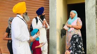 SGPC preachers distributing Sikh literature at Sultanwind village in Amritsar district of Punjab. (HT Photo) SGPC preachers distributing Sikh literature at Sultanwind village in Amritsar district of Punjab. (HT Photo)