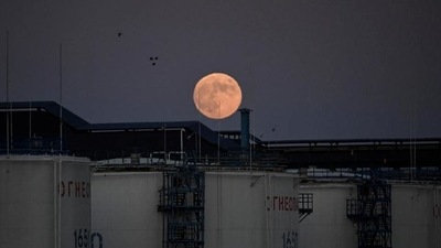 The moon rises behind the storage tanks of a local oil refinery in Omsk, Russia June 5, 2020 (REUTERS/Alexey Malgavko/File Photo) The moon rises behind the storage tanks of a local oil refinery in Omsk, Russia June 5, 2020 (REUTERS/Alexey Malgavko/File Photo)