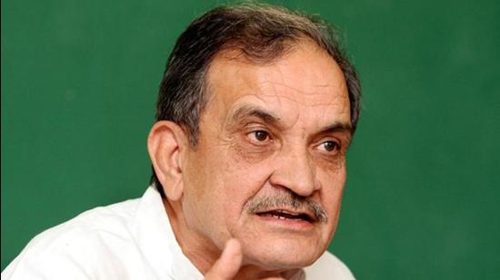 Former Union minister and BJP leader Birender Singh said the farmers and the government should re-initiate discussions. (HT File)