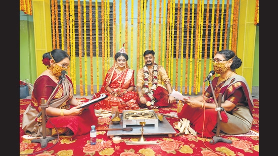 Nandini and Ruma of Shubhamastu officiate at a wedding in Kolkata.