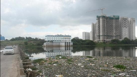 The Central Pollution Control Board (CPCB) – which studied the river samples at multiple spots – found that the dissolved oxygen levels, which should be 5mg/litre, are 6.62mg/litre at the Khadakwasla dam source; 3.70mg/litre along the Mutha river at Sangam bridge; and 3.80mg/litre at Mundhwa bridge. (Shankar Narayan/HT PHOTO)