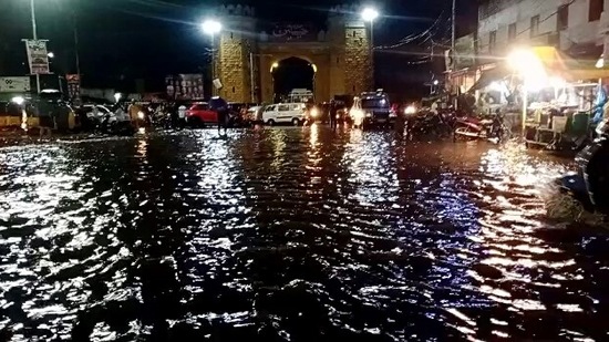 Greater Hyderabad Municipal Corporation (GHMC) Mayor Gadwal Vijaya Lakshmi and LB Nagar MLA D Sudheer Reddy visited rain-hit areas on Friday night.(ANI)
