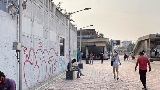 The promenade is spiritually superior to the CP roundabout (and even to the one in Chandni Chowk) in the sense that it is situated far from showrooms and storefronts, freeing the walker from the distractions of window shopping.