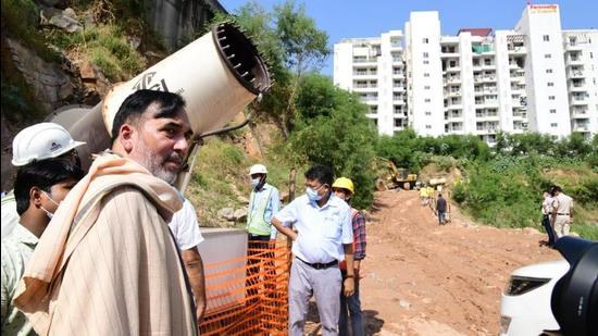 Delhi environment minister Gopal Rai inspected a construction site at Khyber Pass on Saturday. (HT )