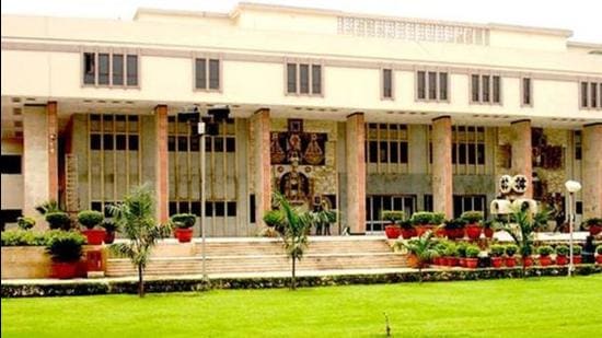 The Delhi high court, on Friday, sought a response from EDMC on a petition challenging the suspension of AAP councillors for allegedly creating a ruckus in the House and granted permission to them to attend the special meeting held during the day. (HT Photo)