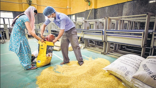 The alleged proposal under consideration with the Delhi government for home delivery does not fulfil the norms of NFSA and therefore, is not permissible in its current form by the government of India,” said the Centre’s letter. (Sanchit Khanna/HT Archive)