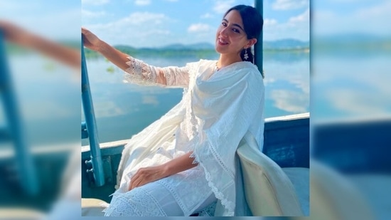 Sara Ali Khan keeps it simple yet stylish in this gorgeous white salwar suit.(Instagram/@saraalikhan95)