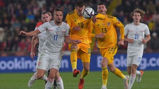 Wales' midfielder Aaron Ramsey (C) and Czech Republic's defender Filip Novak vie for the ball.&nbsp;(Getty)