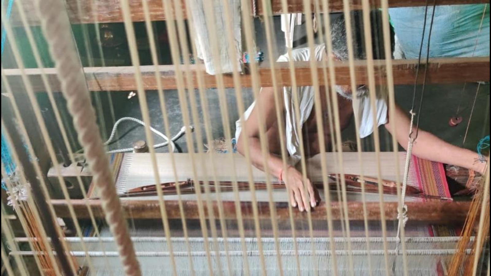 Royal weavers' of Karvat Kati sarees in Maoist areas of Maharashtra get help | Mumbai news