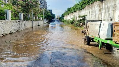 A car and driver was washed away near Sanskriti School, Undri, in Pune on Saturday night as a nullah in the area was overflowing with rainwater. (HT) A car and driver was washed away near Sanskriti School, Undri, in Pune on Saturday night as a nullah in the area was overflowing with rainwater. (HT)